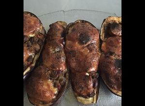 Une photo de Aubergines farcies saucisses Strasbourg champignons poivrons épices cajun et scamorza grillée