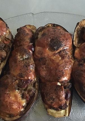 Une photo de Aubergines farcies saucisses Strasbourg champignons poivrons épices cajun et scamorza grillée