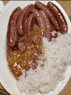 Una foto de Salchichas al vino con patata y arroz