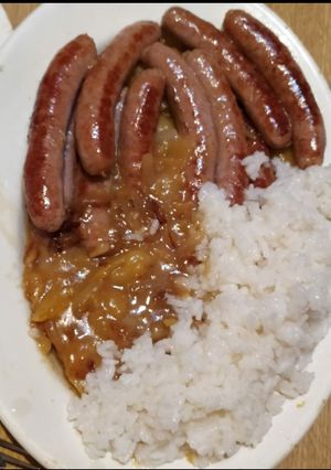 Una foto de Salchichas al vino con patata y arroz