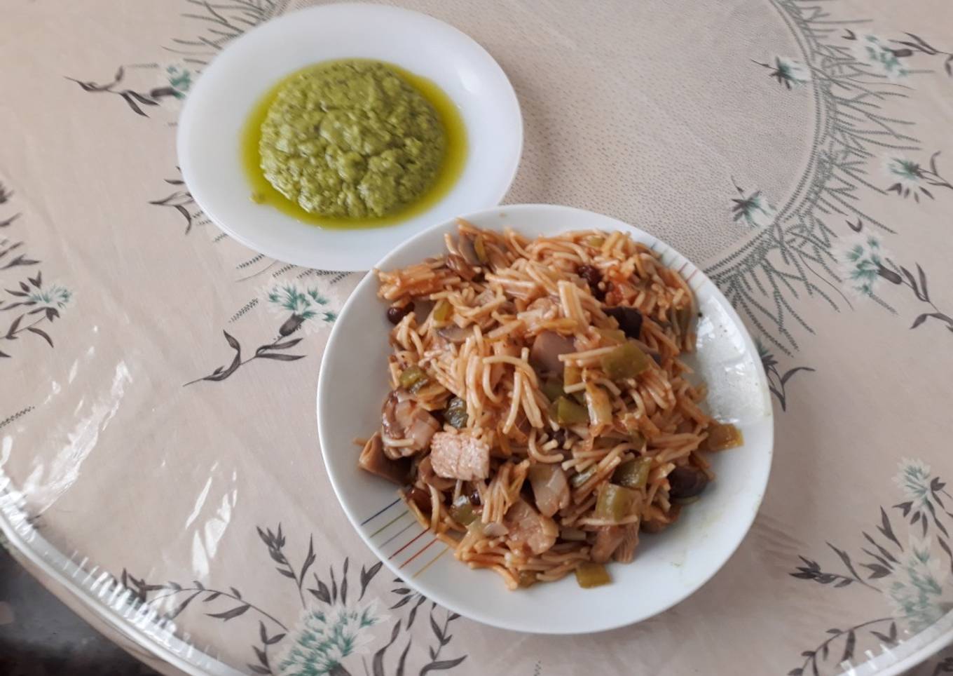 Fideos con setas y crema de aguacate y albahaca