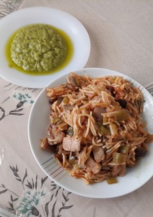 Foto principal de Fideos con setas y crema de aguacate y albahaca