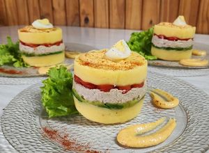 Una foto de 🇵🇪 Causa limeña de atún 🇵🇪 con salsa huancaína 🇵🇪 Receta peruana