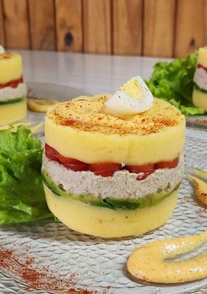 Una foto de 🇵🇪 Causa limeña de atún 🇵🇪 con salsa huancaína 🇵🇪 Receta peruana