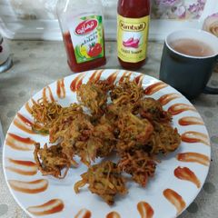A picture of Noodles mix vegetables pakoray 😋👍👌.