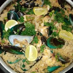 A picture of Spanish paella.