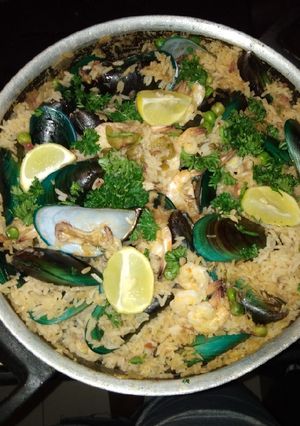 A picture of Spanish paella.