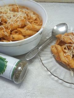 A picture of Pasta in red sauce.