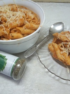 A picture of Pasta in red sauce.