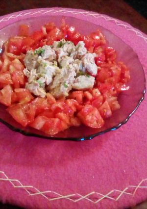 Una foto de Tomate + atún 🍅🐟