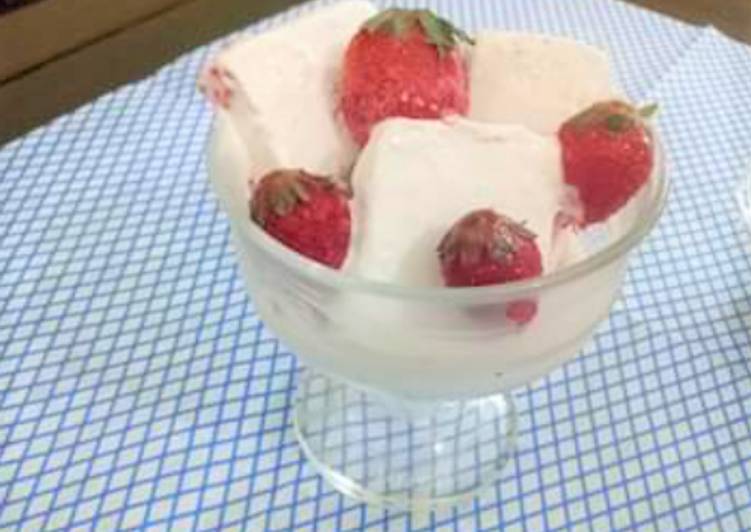 Recipe of Quick Strawberry 🍓Ice cream🍨