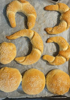 Szezámmagos házi kifli és zsemle recept fotója