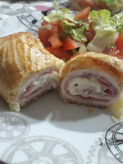 Una foto de Hojaldre de pollo relleno de jamón york y queso
