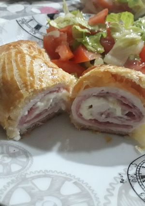 Foto principal de Hojaldre de pollo relleno de jamón york y queso