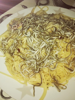 Una foto de Spaggettis al ajillo con anguliñas