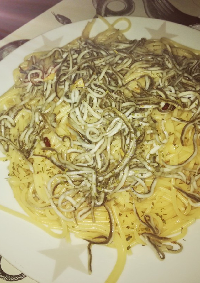 Una foto de Spaggettis al ajillo con anguliñas