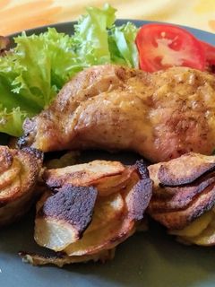 Filézett sült csirkecomb burgonya tornyokkal recept fotója