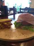 Hamburguesa de pollo a la cerveza rubia