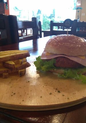 Una foto de Hamburguesa de pollo a la cerveza rubia
