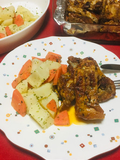 Una foto de Costillar de Cerdo Adobado al Horno con Papas y zanahoria a las Finas Hierbas! 🍷😋👌