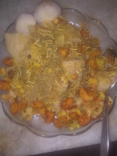 इडली चाट (Idli chaat recipe in Hindi) रेसिपी मुख्य फोटो