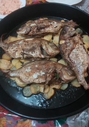 صورة لوصفة سمك مع بطاطا بالفرن