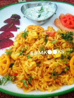 झटपट - स्टुडंट्स साठी खास - मिक्स व्हेज पनीर बिर्याणी (Mix Veg Paneer Biryani Recipe In Marathi) रेसिपी चे मुख्य फोटो