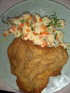 Una foto de Milanesas crocantes con ensaladas de papas