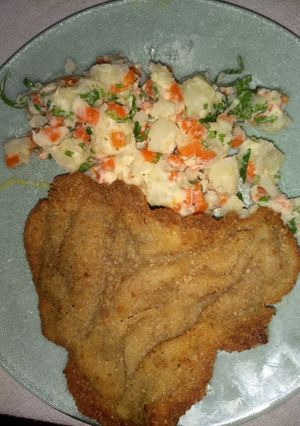 Una foto de Milanesas crocantes con ensaladas de papas