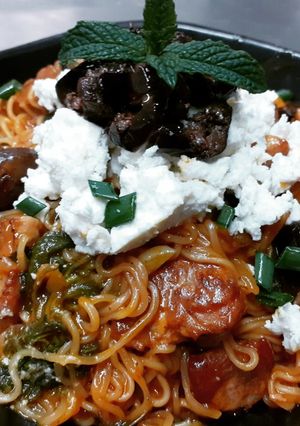 Φωτογραφία της συνταγής Noodles με χοιρινό και μυρώνια, φέτα και ελιές