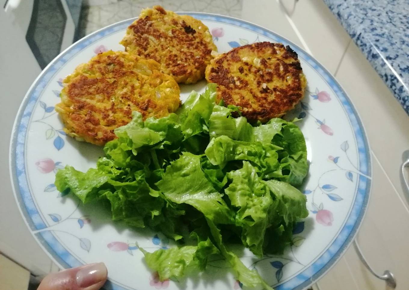 Hamburguesa de calabacín y atún con lechuga de mi huerta