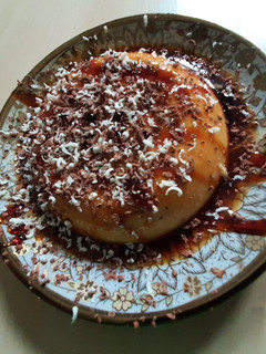 Una foto de Flan sin horno de chocolate blanco y leche condensada