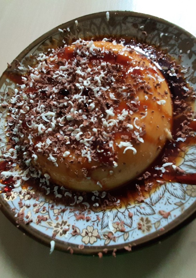 Una foto de Flan sin horno de chocolate blanco y leche condensada