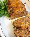 Maravilhoso rolo de carne e legumes com crosta de grão de bico no forno