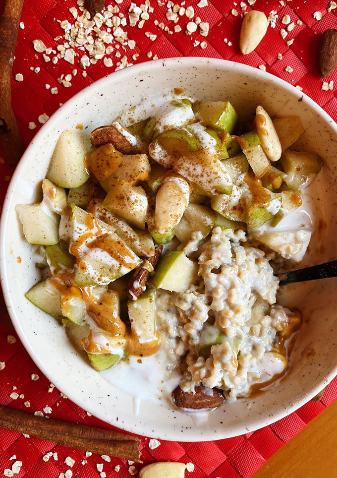 Una foto de Porridge de cabra pera y almendras