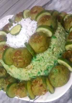 A picture of Green biryani with kofta cake🍽.