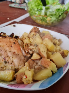 Una foto de Pollo a la mostaza con papas al horno🍗