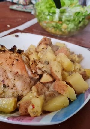 Una foto de Pollo a la mostaza con papas al horno🍗