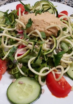 Une photo de Salade maraîchère et houmous