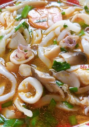 Hình của món Bánh canh mực,giò sống và nấm.