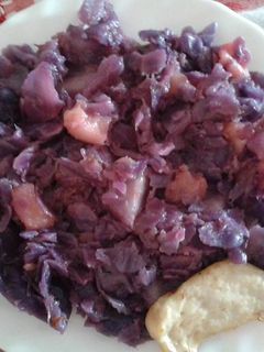 Una foto de Lombarda con manzana