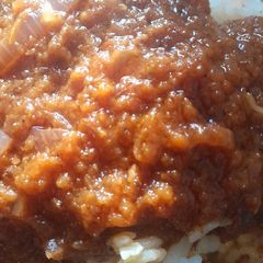 A picture of Tin tomatoes and onion stew.