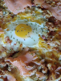 Una foto de Pizza berenjena, huevo y salmón