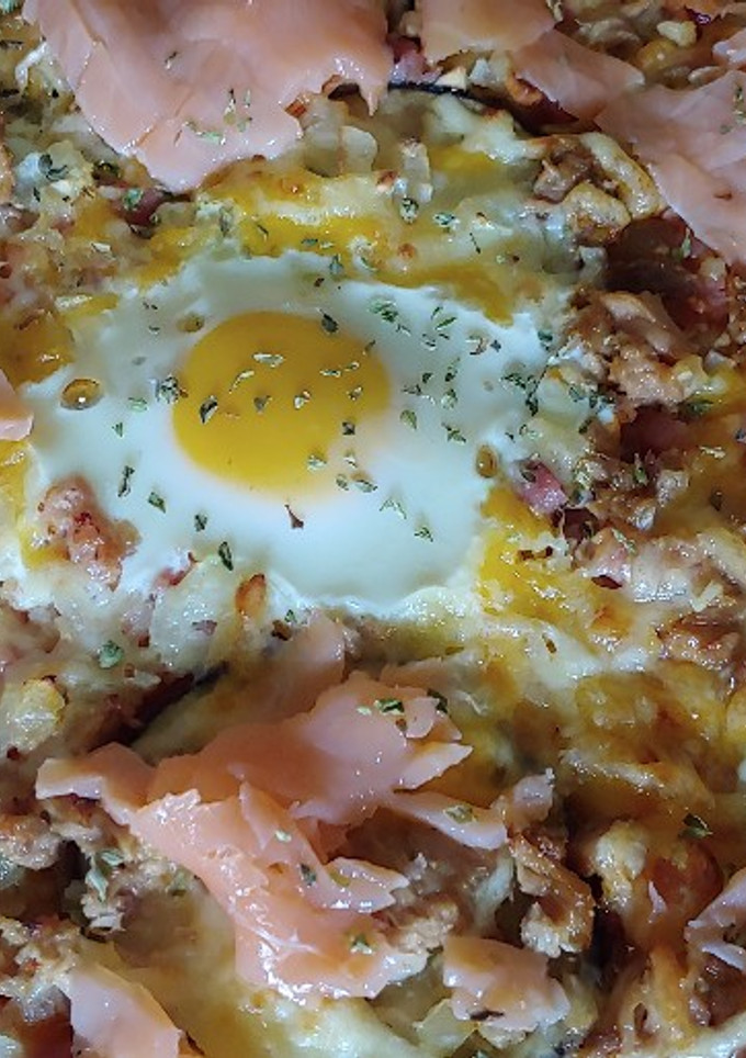 Una foto de Pizza berenjena, huevo y salmón