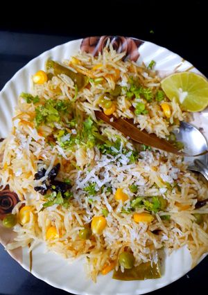 कॉर्न-मटार पुलाव (Corn Matar Pulao Recipe In Marathi) रेसिपी चे मुख्य फोटो