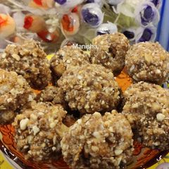 A picture of Gond ke Laddoo (डिंकाचे लाडू).