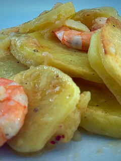 Una foto de Langostinos sabrosos con patatas