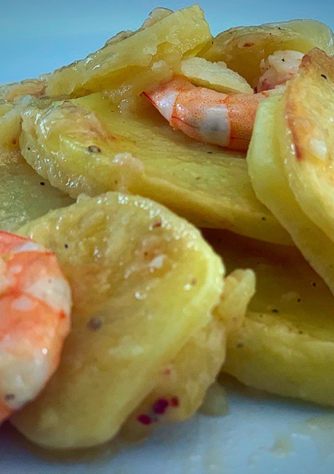 Una foto de Langostinos sabrosos con patatas