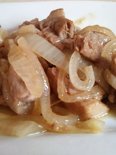 Una foto de Atún "encebollado" (en salsa de cebolla)