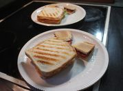 Una foto de pan con mortadela